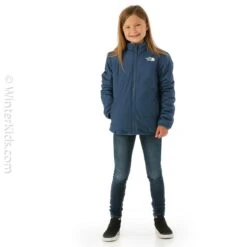 The North Face Girls Reversible Mossbud Jacket -Obermeyer Store fw23 tnf girlsreversiblemossbudjacket shadyblue model2